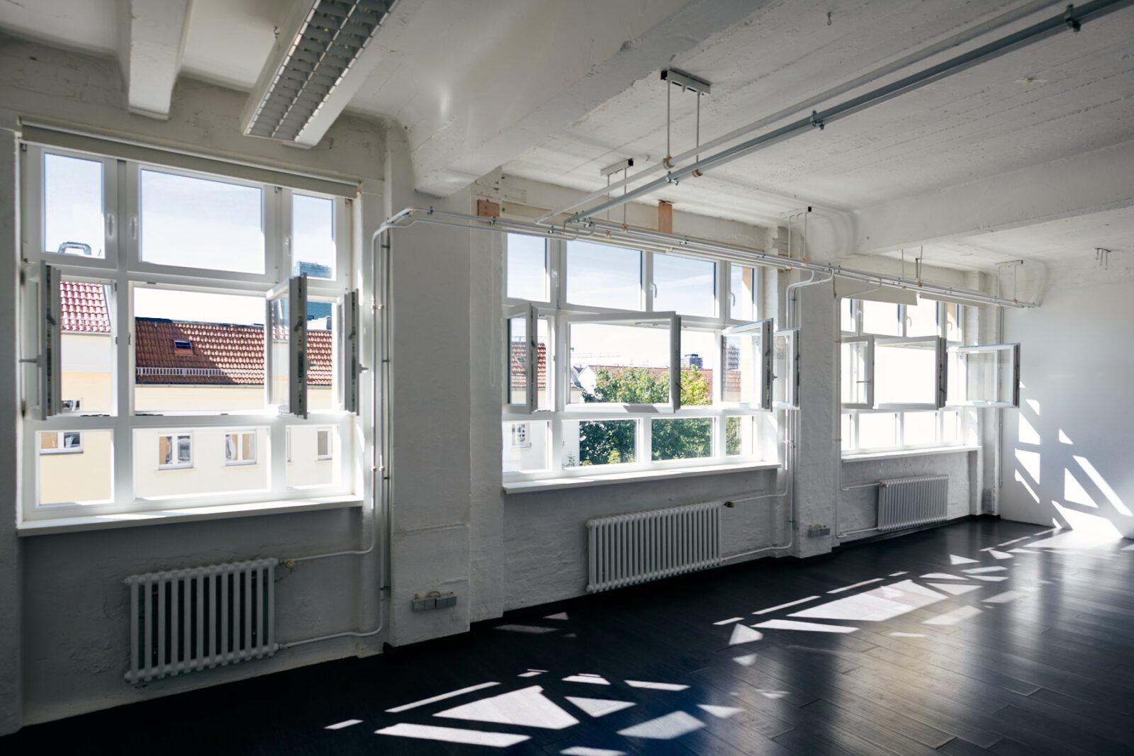 Fotomietstudio Berlin Friedrichshain Tageslichtstudio mieten rent photo studio near me