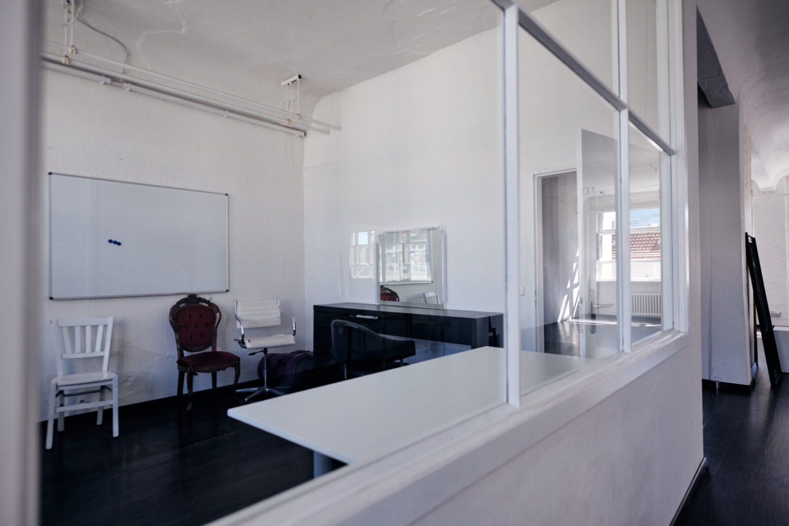 Fotomietstudio Berlin Friedrichshain Tageslichtstudio mieten rent photo studio near me