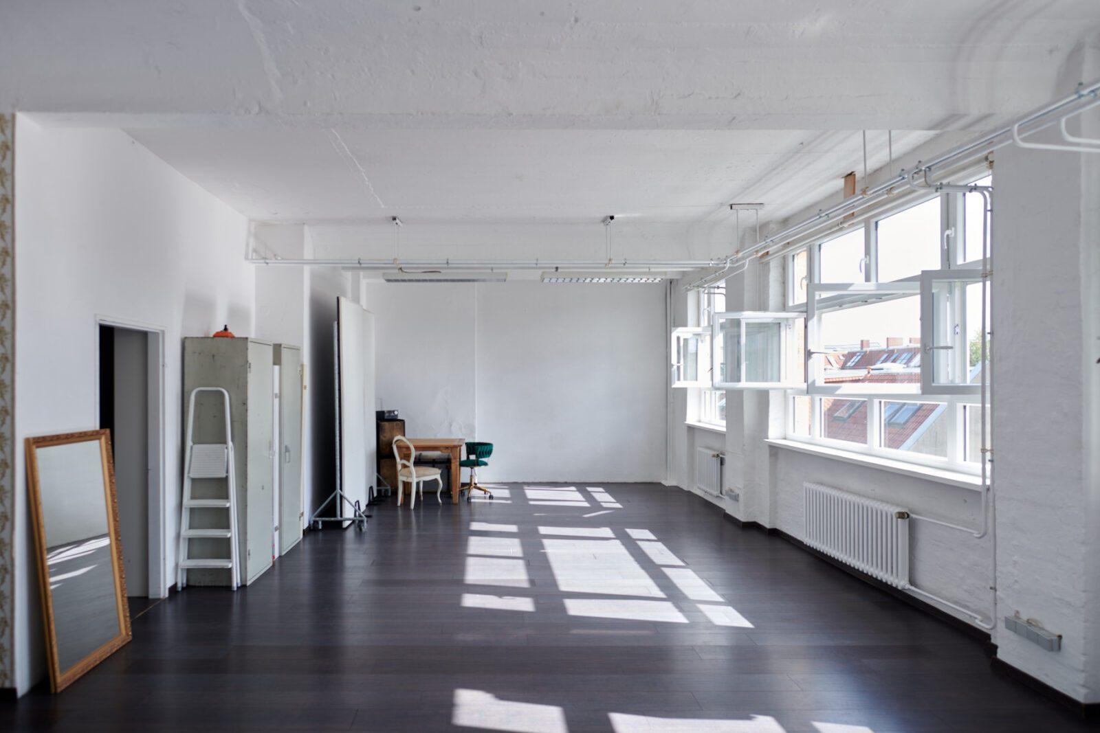 Fotomietstudio Berlin Friedrichshain Tageslichtstudio mieten rent photo studio near me
