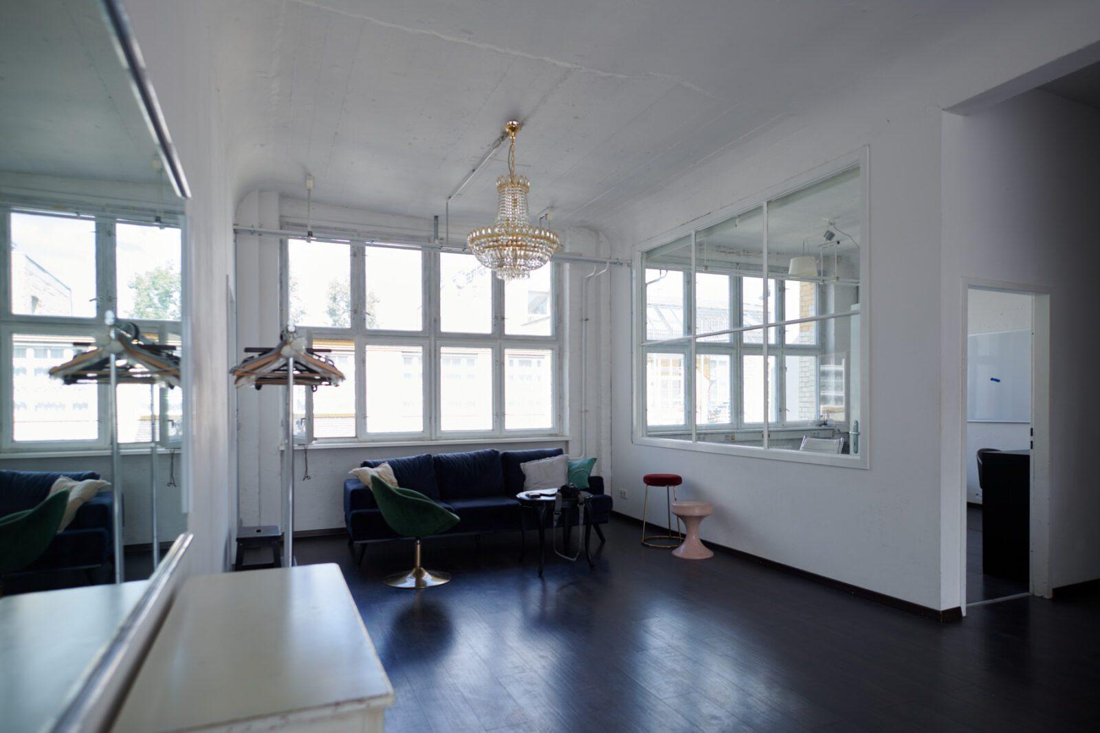 Loungeecke mit Sitzmöbeln im Studio