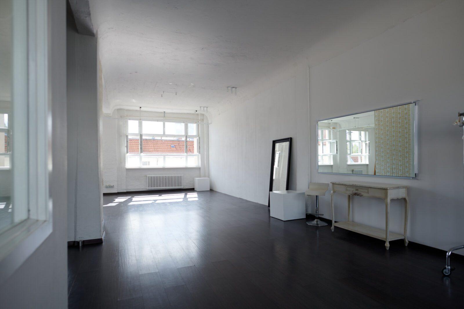 Fotomietstudio Berlin Friedrichshain Tageslichtstudio mieten rent photo studio near me