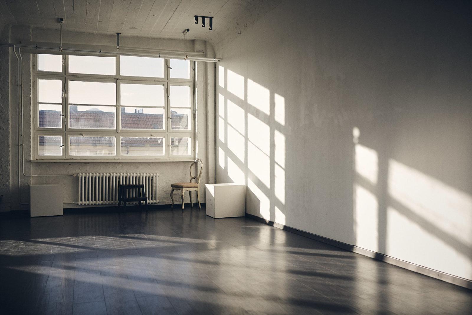 daylight studio with direct sunshine entering the rental studio